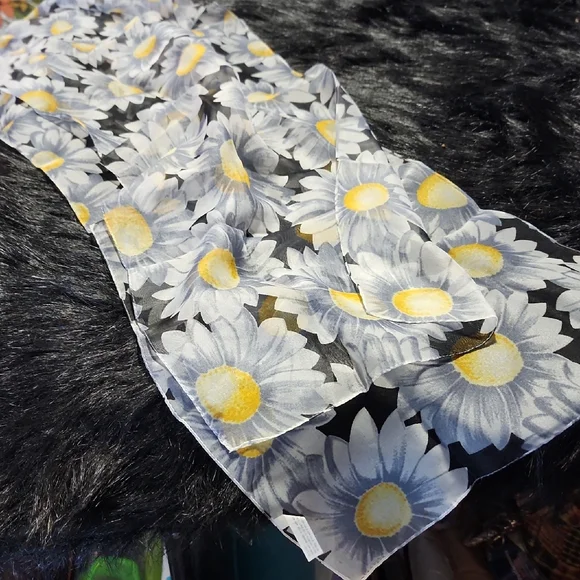Floral Sheer Scarf with Daisies. Created In ITALY - AVON. - Picture 1 of 5